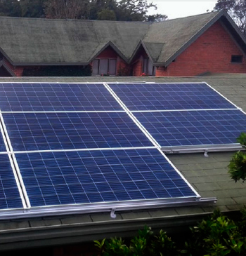 Proyecto de energía solar fotovoltaica con paneles solares en Rionegro, Antioquia, Colombia. 